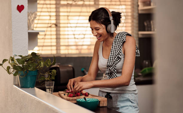 Persona cocinando con auriculares y apoyo práctico