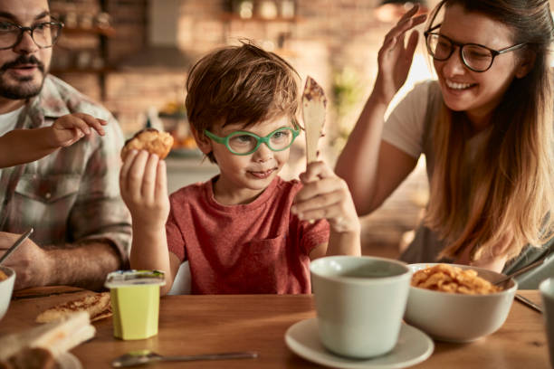 Familia compartiendo comida y bienestar diario