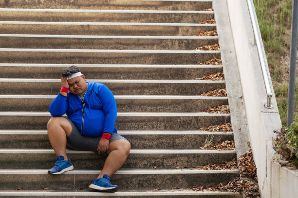 Hombre agotado en escalera después de años de descuido