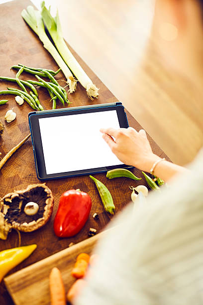 Tablet con verduras y búsqueda práctica desde la cocina